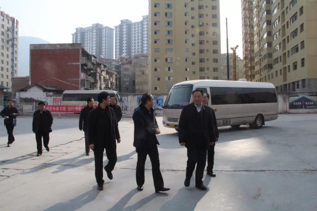 隴南市委常委、常務(wù)副市長張慶宏、副市長徐世林、市人大副主任陳榮等一行深入隴運(yùn)集團(tuán)公司武都汽車站開展春節(jié)前走訪慰問活動(dòng)