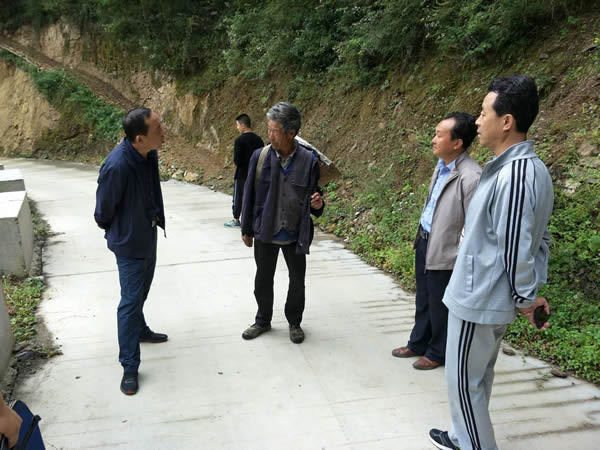 隴運(yùn)集團(tuán)公司黨委書記、董事長(zhǎng)李寅祥同志深入琵琶鎮(zhèn)寧強(qiáng)村開展幫扶工作