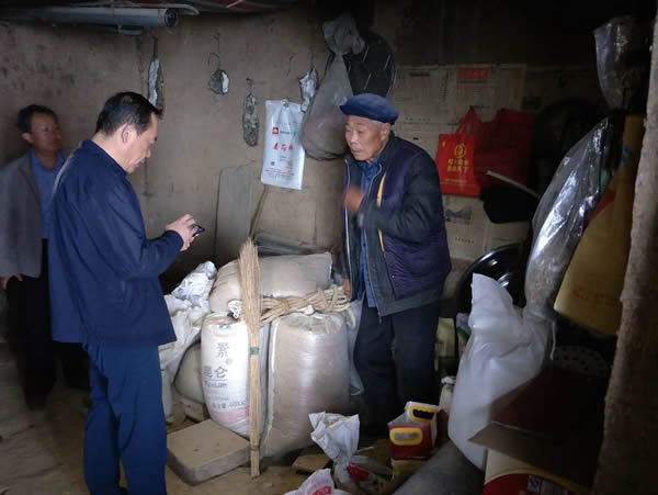 隴運(yùn)集團(tuán)公司黨委書記、董事長(zhǎng)李寅祥同志深入琵琶鎮(zhèn)寧強(qiáng)村開展幫扶工作