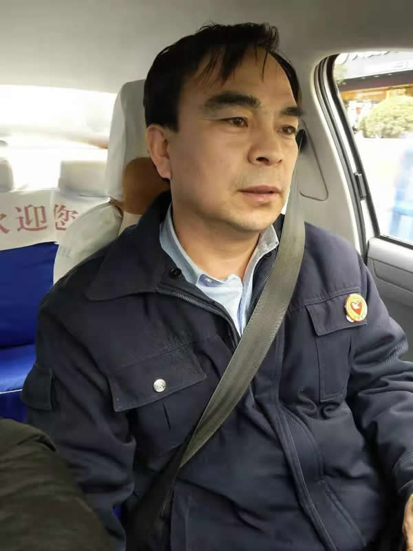 【拾金不昧】為隴運(yùn)集團(tuán)潤祥出租車公司駕駛員“王劉德”點(diǎn)贊??！